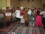 Dandim-1208-SAMBAS-Letkol-Inf-Dadang-Armada-Sari-memberikan-logistik-berupa-beras-mi-instan-susu.jpg