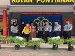 Dengan-bangga-para-WBP-merayakan-panen-pertama-1.jpg