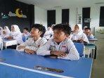 EDUKASI-SMP-belajar-dalam-kelas-123345.jpg