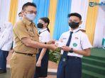 Edi-Rusdi-Kamtono-menyerahkan-secara-simbolis-b235redf.jpg