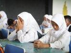 Edukasi-SMP-Siswa-Belajar-di-Kelas.jpg
