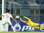 Ernando-Ari-gagalkan-penalti-dari-Vietnam.jpg