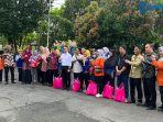 Foto-bersama-usai-penyaluran-bantuan-secara-simbolis.jpg