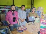Founder-Lentera-Pengabdi-Mempawah-Tirmizi-baju-batik-bersama-pengurus.jpg