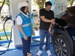General-Manager-PLN-UID-Kalbar-dengan-pengguna-mobil-listrik-yang-sedang.jpg