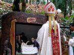 Gua-Maria-Anjungan-Toho-Miliki-Jalan-Salib-Simbol-Penghayatan-Peranan-Bunda-Maria-kepada-Yesus.jpg