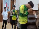 Gubernur-Banten-Andra-Soni-mempertemukan-Kepala-SMAN-1-Cimarga.jpg