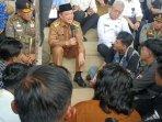 Gubernur-Kalbar-H-Ria-Norsan-menyambut-kedatangan-mahasiswa.jpg