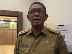 Gubernur-Sutarmidji-saat-ditemui-di-depan-ruang-kerjanya-sdf-sdf-sd.jpg