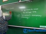 Inovasi Digital Pendidikan di Kalbar, Siswa Belajar dengan Smart Board