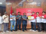 INTI-Kalbar-Beri-Bantuan-1-Ton-Beras-untuk-Warga-Sambas-2025-Lewat-Baksos-Kodaeral-XII.jpg