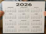 Ilustrasi-seseorang-yang-menunjukkan-kalender-tahun-2026.jpg