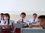Ilustrasi-siswa-siswa-SD-beraktifitas-di-kelas-saat-pelajaran-berlangsung.jpg