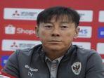Indonesia-Shin-Tae-yong-saat-memberikan.jpg
