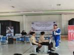 Instruktur-memberikan-simulasi-langsung-mengenai-teknik-berkendara-aman.jpg