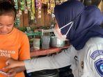 Jasa-Raharja-Kalimantan-Barat-membagikan-leaflet-ke-Pasar-Sungai-Kakap.jpg