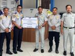 Jasa-Raharja-Wilayah-Kalimantan-Barat-menyerahkan-bantuan.jpg