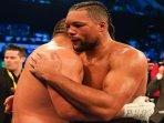 Joe-Joyce-saat-memeluk-Zhilei-Zhang-ketika-kalah-TKO.jpg