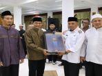 Juli-Suryadi-Burdadi-menyerahkan-bantuan-3453.jpg