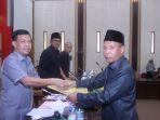 Juru-bicara-fraksi-Gerindra-saat-berjabat-tangan-dengan.jpg