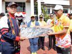 Kadis-Dikporapar-Kabupaten-Mempawah-El-Zuratnam-menerima-simbolis-raket.jpg