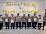 Kapolres-Mempawah-AKBP-Sudarsono-memberikan-penghargaan435rewd.jpg