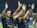 Kapten-Persib-Marc-Klok-Dkk-usai-menjamu-Madura111.jpg
