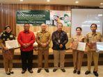 Kepala-BPS-Kabupaten-Landak-Guntur-Prahara-dan-disaksikan-Forkopimda-Kabupaten-Landak.jpg