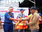Kepala-KSOP-Pontianak-Capt-Dian-Wahdiana-MM-menyerahkan-df-d.jpg