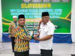 Ketua-MUI-Mempawah-KH-Tusirana-Rasyid-memberikan-cinderamata-kepada-Wakil.jpg