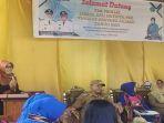 Ketua-TP-PKK-Mempawah-Julina-Muhammad-Pagi-memberikan-sambutan-saat.jpg