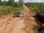 Kondisi-jalan-poros-dari-Nanga-Mau-menuju-Nanga-Tebidah-Kabupaten-Sintang.jpg