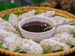 Kue-tradisional-lupis-identik-dengan-taburan-354r3er.jpg