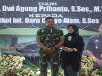 Letkol-Inf-Dwi-Agung-Prihanto-bersama-sang-istri-saat-me23edds.jpg