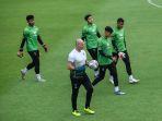 Luizinho-Passos-putih-selaku-pelatih-penjaga-gawang-Persib.jpg
