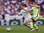 Luka-Modric-kiri-bersaing-dengan-Kevin-De-Bruyne.jpg