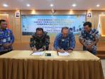 Manager-PLN-UP3-Pontianak-Blasius-Gani-kedua-dari-kiri-bersama-Direktur-RSUD.jpg