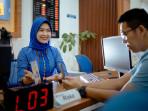 Melayani-Karyawati-Bank-Kalbar-melayani-nasabah.jpg