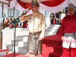 Menggunakan-pakaian-adat-nasional-Pj-Bupati-Kayong-Utara-Romi-Wijaya-memimpin.jpg
