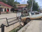 Mobil-bak-terbuka-yang-menabrak-pagar-Mapolsek-Ngabang-di-Jalan-Raya-Pulau-Bendu.jpg