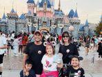Momen-Nia-Ramadhani-Liburan-bersaa-keluarganya-di-Disneyland-California.jpg