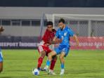 Muhammad-Ferarri-kiri-sedang-berebut-bola-dengan-Suhail-Ahmad-Bhat11.jpg