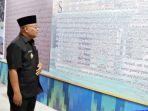 Muhammad-Pagi-ketika-melihat-koleksi-arsip-arsip-pada-Pameran-Arsip-yang-dilaksanakan.jpg