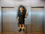 Naik-lift-bersamaan-dua-orang.jpg