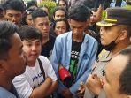 Okta-baju-putih-saat-menyampaikan-orasinya-sdf-sdf.jpg