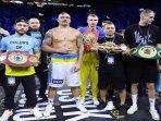 Oleksandr-Usyk-berpose-dengan-sabuk-juara.jpg