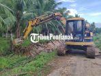 Operator-ekskavator-membuat-saluran-drainase-baru-di-Jalan-Tani-2234rwdfsc.jpg
