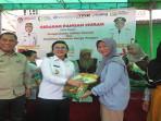 Bupati Karolin Kunker ke Kecamatan Mandor, Termasuk Buka Gerakan Pangan Murah