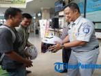 Peringati Hari Keselamatan LLAJ, Jasa Raharja dan Bapenda Kalbar Bagikan Helm Gratis pada Masyarakat