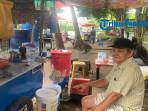 Ahua Jual Es Rp2 Ribu di Depan SDN 06 Pontianak Selatan